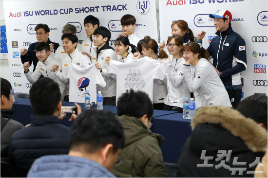 한국 남녀 쇼트트랙 대표팀이 15일 오전 목동실내빙상장에서 열린 쇼트트랙 월드컵 4차 대회 미디어데이에서 기념 포즈를 취하고 있다 (사진=노컷뉴스 박종민 기자)