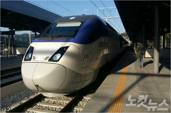'드디어 달린다' 오는 12월 정식 개통 예정인 KTX 경강선 열차가 15일 강원도 진부역에 들어서고 있다.(평창=노컷뉴스)