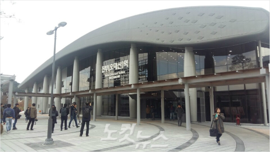 '진부역으로 오세요' 12월 KTX 경강선의 정식 개통을 앞두고 신설된 진부역사 모습.(평창=노컷뉴스)