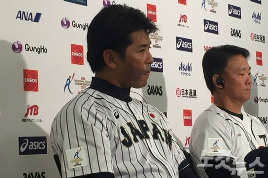 일본 야구대표팀의 사령탑 이나바 아쓰노리 감독이 15일 일본 도쿄돔에서 열린 '아시아프로야구챔피언십 2017' 공식 기자회견에서 취재진의 질문을 듣고 있다. (사진=노컷뉴스)