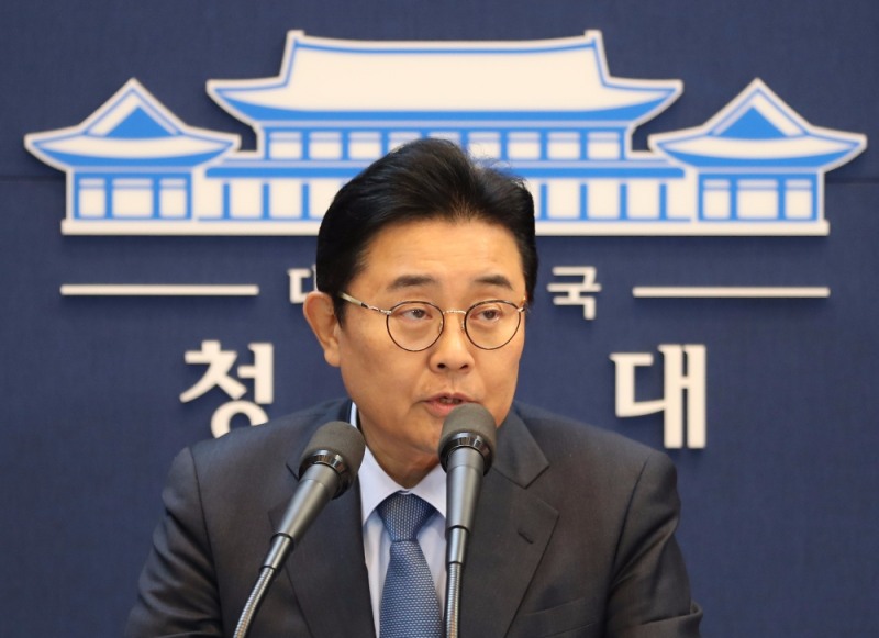 롯데홈쇼핑에서 불법 후원금을 수수했다는 의혹을 받고 있는 전병헌 청와대 정무수석이 16일 오전 춘추관에서 기자들에게 '대통령께 제가 누가될 수 없어 정무수석의 직을 내려놓는다'며 사퇴의사를 밝히고 있다. 사진=뉴시스