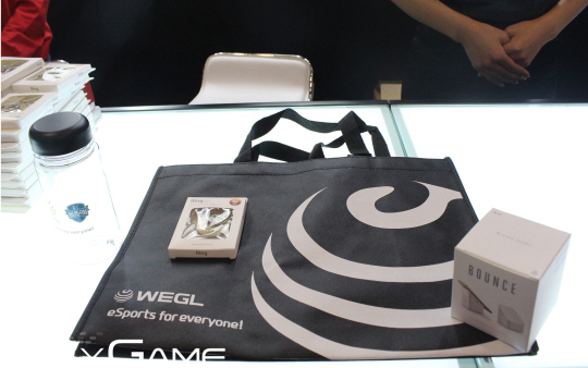 액토즈소프트의 'WEGL' 부스에서는 'WEGL' 로고가 박힌 블루투스 스피커 등 다양한 선물을 제공한다.