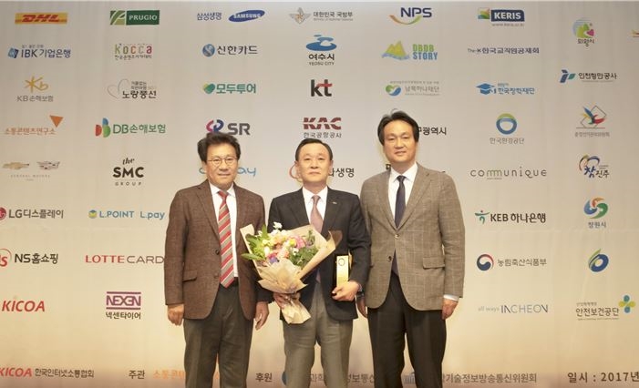 왼쪽부터 박영락 한국인터넷소통협회장, 이기한 경륜경정사업본부 마케팅실장, 안민석 더불어민주당 국회의원. (사진=경륜운영본부)