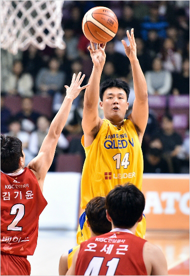 지난 시즌 뒤 만 35세 이상으로 보상이 없는 FA로 풀려 오리온에서 삼성으로 이적한 김동욱.(자료사진=KBL)