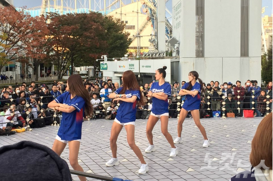 한국 대표팀을 응원하는 치어리더팀이 16일 일본 도쿄돔 외부에 차려진 무대에서 공연을 하고 있다. (사진=노컷뉴스)