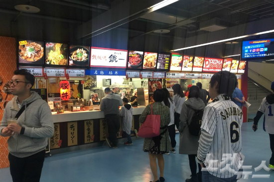 한일전이 열리는 16일 도쿄돔에서 경기장을 찾은 팬들이 음식을 사기 위해 줄을 서고 있다. (사진=노컷뉴스)