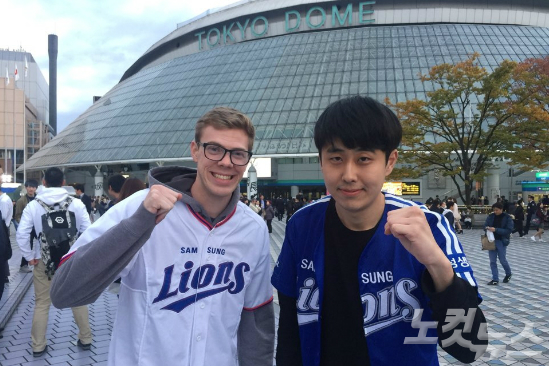 한국을 응원하기 위해 외국인 친구와 함께 16일 일본 도쿄돔을 찾은 유학생 이병찬(오른쪽)씨. (사진=노컷뉴스)