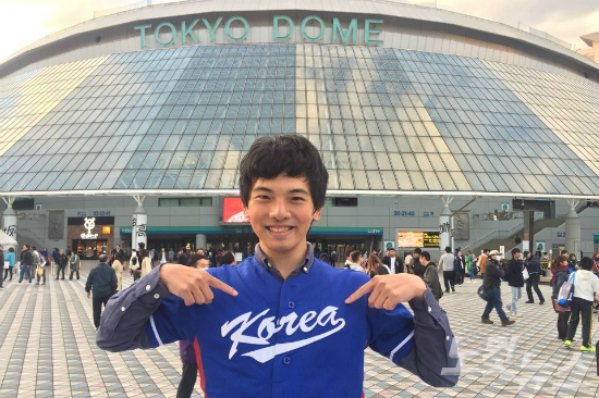 한국 야구를 사랑한다는 일본이 토요카와 료씨는 16일 한일전이 열리는 일본 도쿄돔에 한국 대표팀의 유니폼을 입고 등장했다. (사진=노컷뉴스)