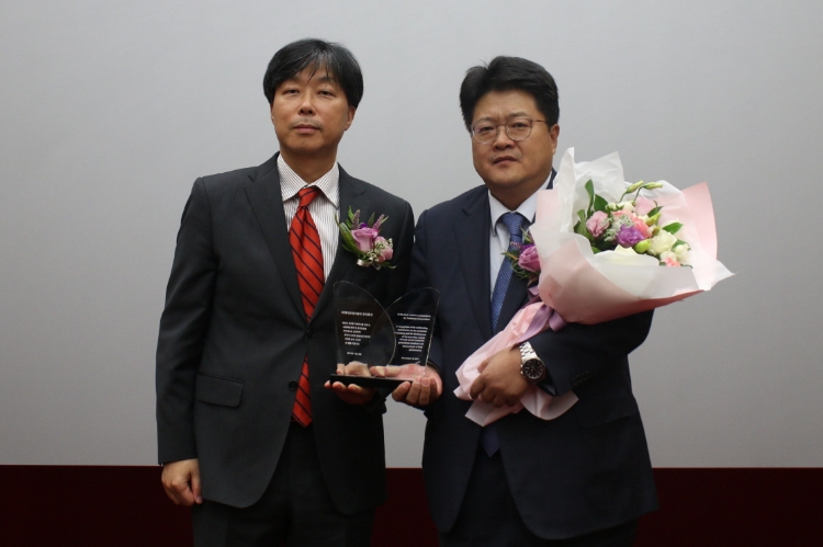 CJ프레시웨이 정승욱 경영지원실장과 한국기업지배구조원 조명현 원장이 시상식을 마치고 기념사진을 찍고 있다. (사진=CJ프레시웨이)