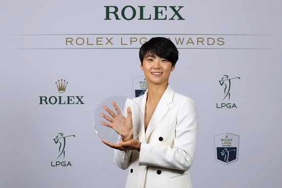 올해의 신인상 트로피를 든 박성현. 사진=LPGA 제공