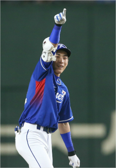 '아버지, 보고 계신가요?' 한국 야구 대표팀 이정후가 16일 일본과 '아시아 프로야구 챔피언십 2017' 일본과 개막전에서 2타점 2루타를 때려낸 뒤 동료들을 향해 손가락을 펴며 기뻐하고 있다.(도쿄돔=KBO)