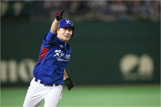 '차세대 국대 4번' 한국 야구 대표팀 김하성이 16일 일본과 APBC 개막전에서 1점 홈런을 터뜨린 뒤 그라운드를 돌며 세리머니를 펼치고 있다.(도쿄돔=KBO)
