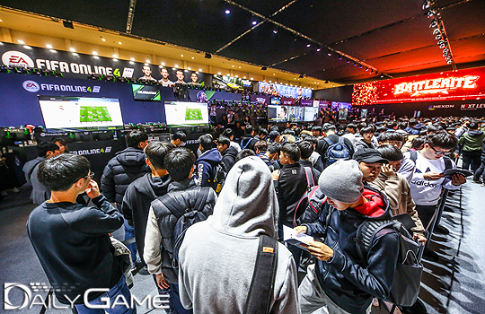 인산인해를 이룬 넥슨 부스