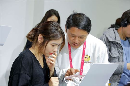 관람객에게 게임을 설명하고 있는 권영식 대표