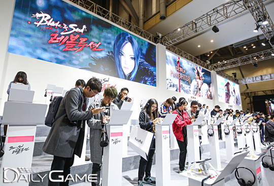 넷마블 부스에서 이용자들이 가장 많이 몰린 '블레이드&소울 레볼루션' 시연대