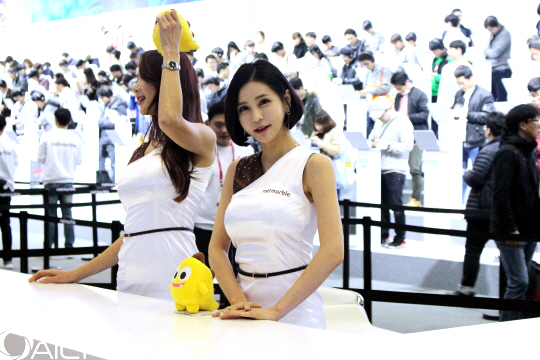 부스 안내를 담당하는 부스걸들