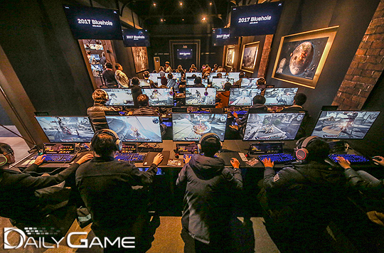 '에어' 20대20 전장 체험전, 교육실에서 간단한 콘트롤과 게임 내용을 배우게 된다.