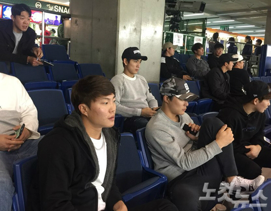 한국 야구대표팀의 맏형 장필준을 비롯한 태극전사들이 18일 일본 도쿄돔을 찾아 일본과 대만의 '아시아프로야구챔피언십 2017' 조별예선 마지막 경기를 지켜보고 있다. (사진=노컷뉴스)
