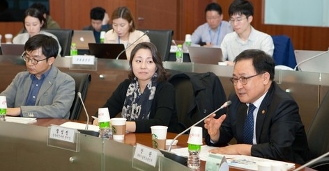 유영민 과학기술정보통신부 장관이 26일 서울중앙우체국에서 '연구데이터의 지식자산화를 위한 모아서 새롭게 확대 TF 회의'를 주재하고 있다.