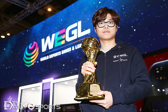 스타크래프트: 리마스터 종목에서 우승한 '철벽' 김민철.