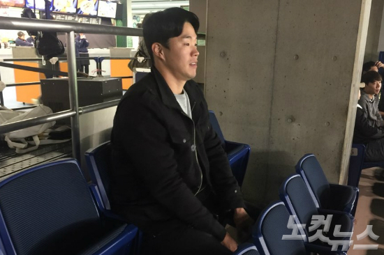 한국 야구대표팀의 맡형 장필준이 18일 일본 도쿄돔에서 열린 일본과 대만의 '아시아프로야구챔피언십 2017' 경기를 보기 위해 경기장을 찾아 상대팀을 분석했다. (사진=노컷뉴스)
