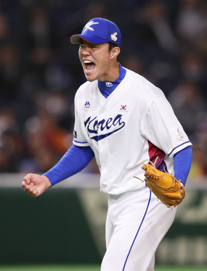 17일 오후 일본 도쿄돔에서 열린 ‘아시아 프로야구 챔피언십 2017’ 한국과 대만 경기 9회초 2사 1루에서 대만 잔쯔셴을 삼진으로 잡은 한국 장필준이 환호하는 모습. (사진=삼성 라이온즈 제공)