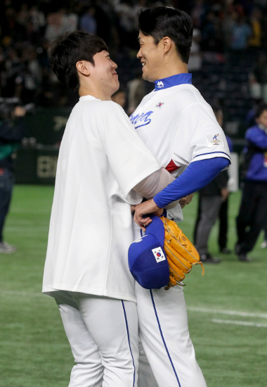 17일 오후 일본 도쿄돔에서 '아시아 프로야구 챔피언십 2017' 한국 야구대표팀 대 대만 야구대표팀 경기가 열려 한국이 대만에 1-0으로 승리를 거뒀다. 경기 종료 한국 박진형과 장필준이 승리의 기쁨을 나누고 있다. (사진=삼성 라이온즈 제공)