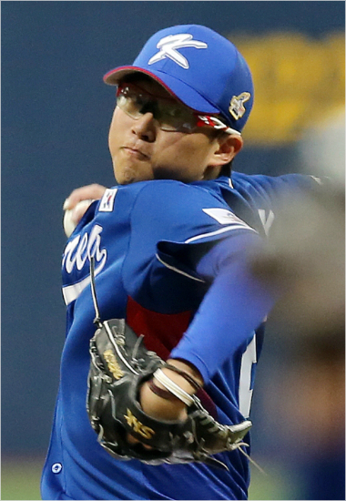 '안경 에이스 힘내라' 19일 APBC 초대 챔피언을 놓고 일본과 벌이는 결승전에서 선발 투수의 중책을 맡은 우완 박세웅.(자료사진=KBO)