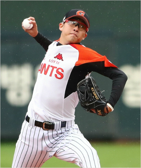 '빗속의 역투' 지난달 15일 NC와 준플레이오프 5차전에서 역투를 펼치는 롯데 박세웅.(자료사진=롯데)