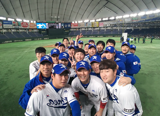 한국 야구대표팀이 17일 일본 도쿄돔에서 열린 '아시아프로야구챔피언십 2017'에서 대만에 1-0 승리를 거둔 뒤 그라운드에서 셀카를 찍었다. (사진=KBO 제공)