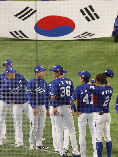 지난 16일 일본 도쿄돔에서 열린 '아시아프로야구챔피언십 2017' 개막전에서 태극기 앞에 도열한 한국 야구대표팀. (사진=삼성 라이온즈 제공)