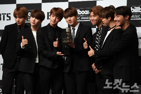 방탄소년단이 지난 5월 29일, 서울 소공동 롯데호텔에서 ‘2017 빌보드 뮤직 어워드 톱 소셜 아티스트’ 부문 수상 기념 기자간담회 전 포토타임을 갖고 있다. (자료사진/황진환 기자)