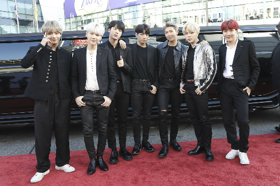 방탄소년단, 'AMAs' 레드카펫 입성…현지 유력 매체 관심