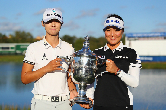 박성현과 유소연은 미국여자프로골프(LPGA)투어 역사상 최초로 올해의 선수를 공동수상했다.(사진=LPGA 제공)