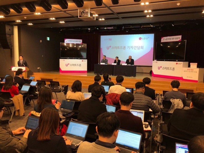 권영수 부회장(가운데)이 질문을 받고 있는 모습.(사진=최영록 기자)