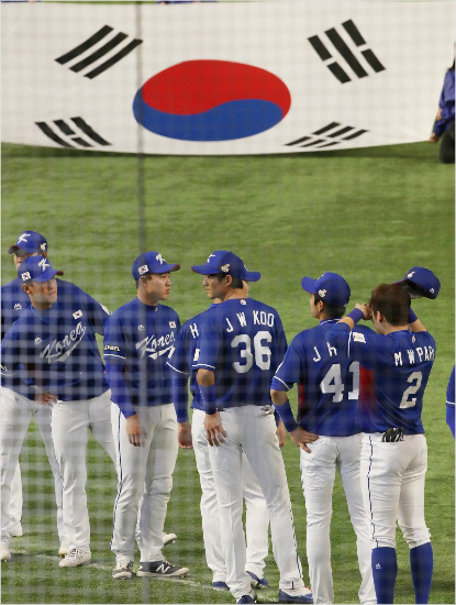 '다음엔 도쿄돔 깬다' 아시아 프로야구 챔피언십 2017에 참가한 한국 야구 대표팀은 비록 초대 우승컵을 들어올리진 못했지만 와일드카드 없이 일본과 개막전 접전을 펼치고 대만을 꺾는 등 선전을 펼쳤고, 경험이라는 귀중한 소득을 얻었다.(사진=KBO)