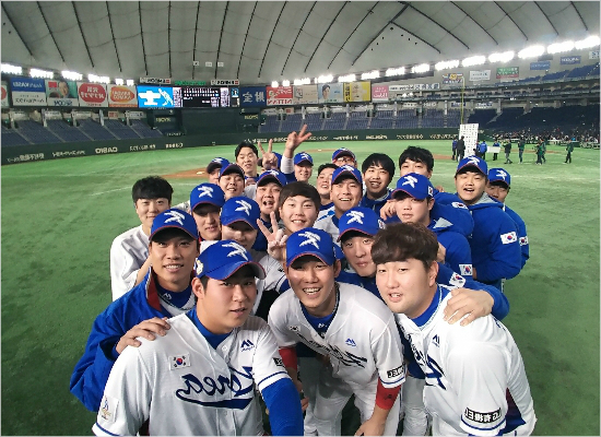 '패기만큼은 우승팀' 한국 야구 대표팀 선수들이 대만을 꺾은 뒤 도쿄돔에서 기념 촬영을 한 모습.(사진=KBO)