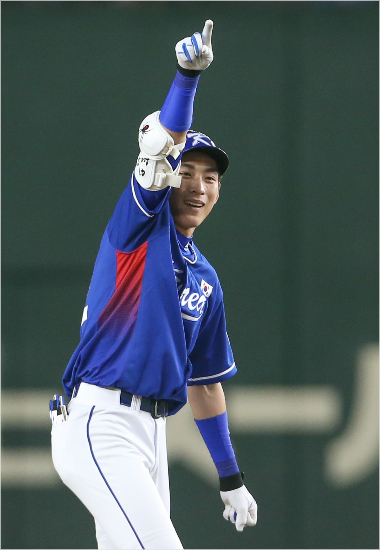 '일본 열도에 각인시킨 바람의 손자' 이정후가 APBC 일본과 개막전에서 2타점 2루타를 때려낸 뒤 동료들을 향해 손짓하는 모습.(사진=KBO)