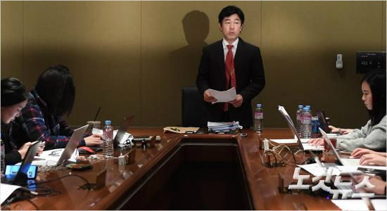 배우 조덕제 성추행 사건에서 피해자인 여배우 A의 법률대리인 이학주 변호사가 사건과 관련해 브리핑을 하고 있다. (사진=황진환 기자)