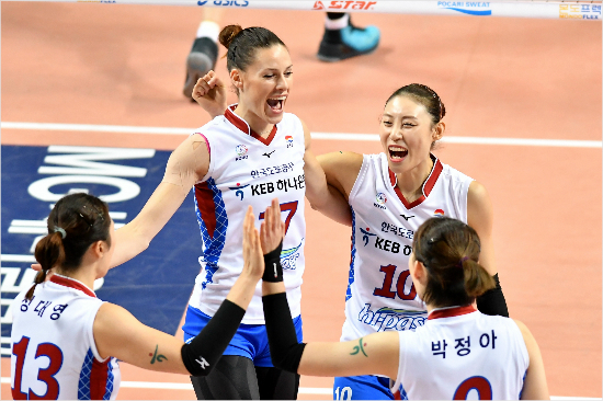 이바나는 V-리그에서 외국인 선수에 거는 큰 기대를 잘 알지만 박정아 같이 자신의 역할을 나눌 수 있는 동료가 있어 자신은 운이 좋다고 평가했다.(사진=한국배구연맹 제공)