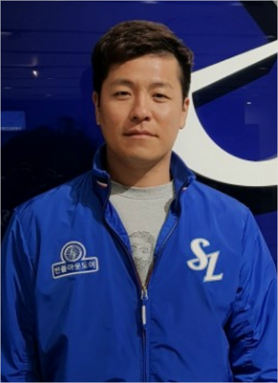 '푸른 피의 강민호' 14년 동안 롯데맨이었던 강민호가 21일 삼성과 전격 계약을 맺은 뒤 푸른 색 구단 상의를 입고 포즈를 취한 모습.(사진=삼성)