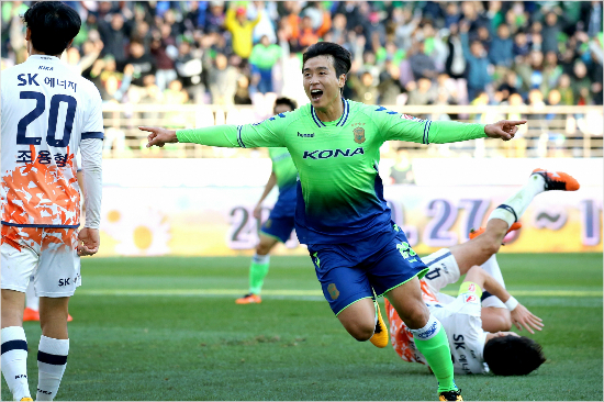 이동국은 전북과 1년 재계약하며 2009년 입단 후 10년간 전북의 녹색 유니폼을 입는 선수가 됐다.(사진=전북 현대 모터스 제공)