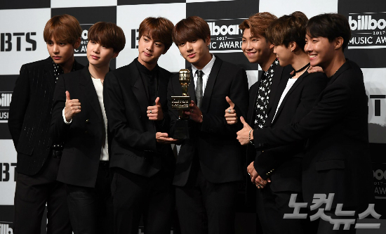 '2017 빌보드 뮤직 어워드'에서 '톱 소셜 아티스트' 부문을 수상한 방탄소년단(자료사진/황진환 기자)