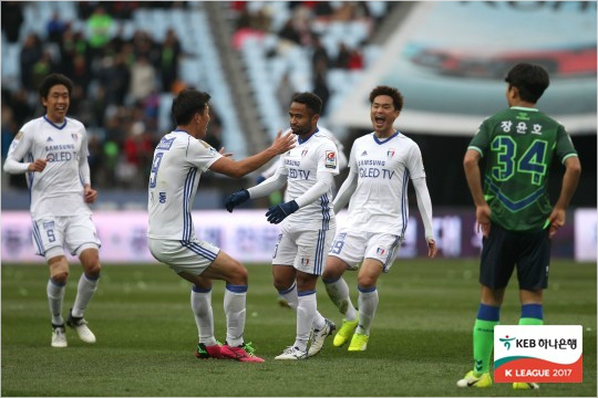 수원 삼성의 2018 아시아축구연맹(AFC) 챔피언스리그 진출을 이끄는 눈물의 골로 2017시즌 마지막 경기를 승리로 이끈 수원 외국인 공격수 산토스는 38라운드 최우수선수로 선정됐다.(사진=한국프로축구연맹 제공)