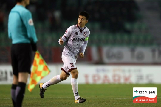 상주 상무의 주장 여름은 부산 아이파크와 승강 플레이오프 1차전에서 전반 7분 만에 결승골을 꽂아 넣으며 K리그 클래식 잔류의 가능성을 이어갔다.(사진=한국프로축구연맹 제공)