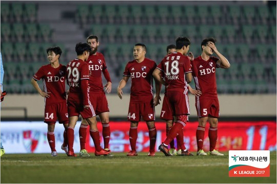 안방에서 아쉽게 패한 부산은 오는 26일 열릴 상주와 승강 플레이오프 2차전 승리로 2015년 강등 이후 3년 만의 K리그 클래식 복귀를 노린다.(사진=한국프로축구연맹 제공)