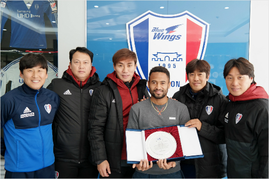 K리그 클래식 수원 삼성에서 5시즌간 활약했던 브라질 출신 공격수 산토스는 167경기 62골 16도움의 기록을 남기고 아름다운 이별을 결정했다.(사진=수원 삼성 제공)