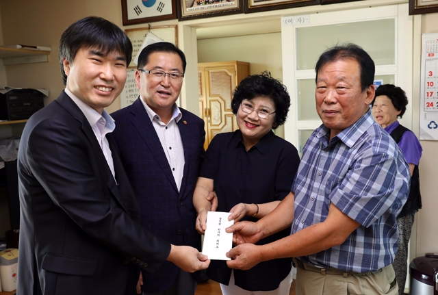 농업기술실용화재단, 추석 맞이 '사랑나눔 성금' 전달