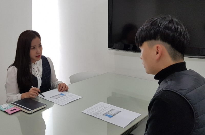 상품기획1팀 박문세 대리(왼쪽)와 부천대학교 학생이 직무교육을 진행하고 있다. (사진=못된고양이)