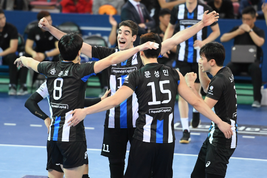 현대캐피탈 선수들이 23일 천안 유관순체육관에서 열린 한국전력과 경기에서 득점에 성공하고 기뻐하는 모습. (사진=한국배구연맹 제공)